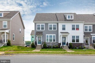 Building Photo - 2009 Twisted Oak Pl