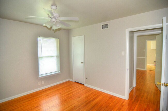Building Photo - 2434 Dunloe Dr