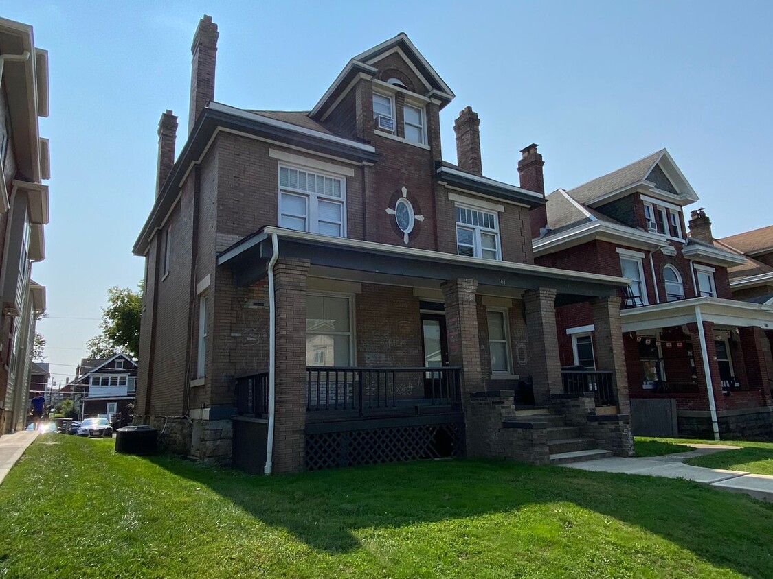 Primary Photo - 161 E 13th Ave