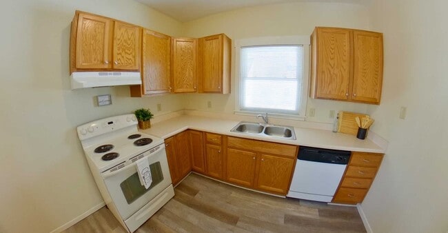 Building Photo - 3D Tour Available - ONLY 2 Blocks to Campu...