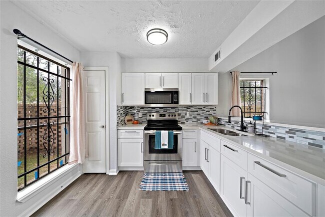 Building Photo - 10146 Valley Club Dr
