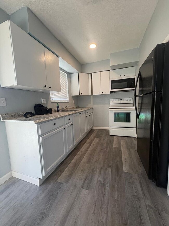 Building Photo - 2038 SW 12th Ct