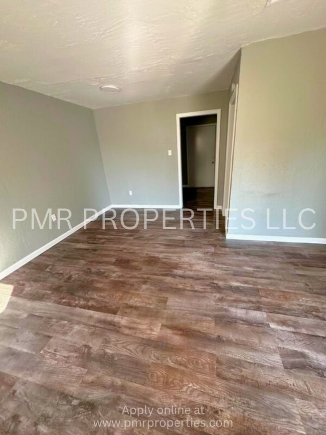 Building Photo - 2 Bedrooms / 1 Bathroom House