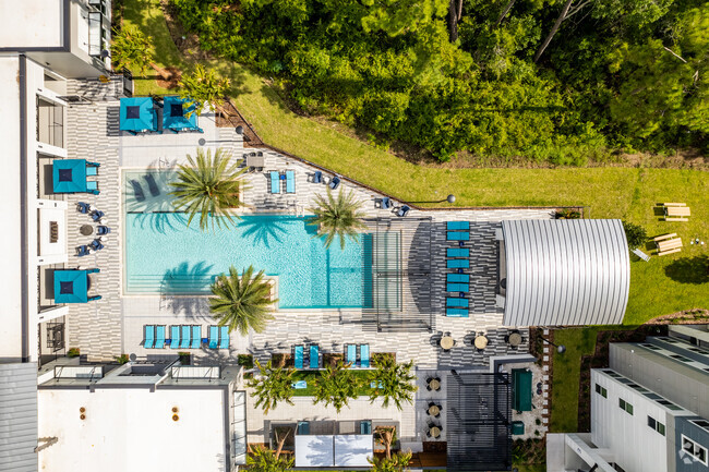 Resort-Style Pool - Vale East Student Living