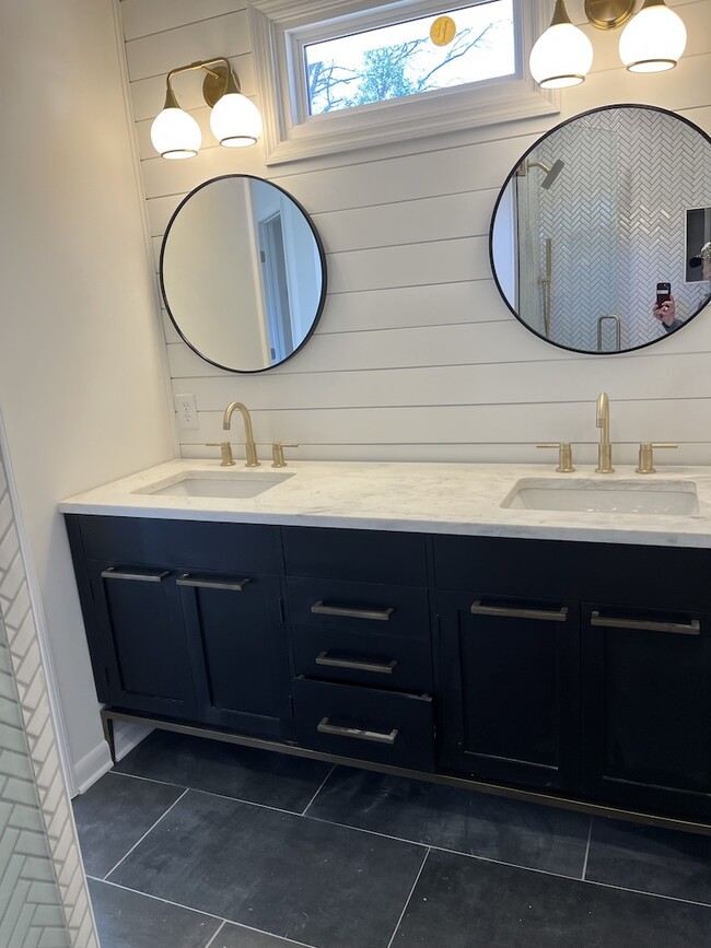 El baño principal tiene tocador doble. - 623 Dunston Dr