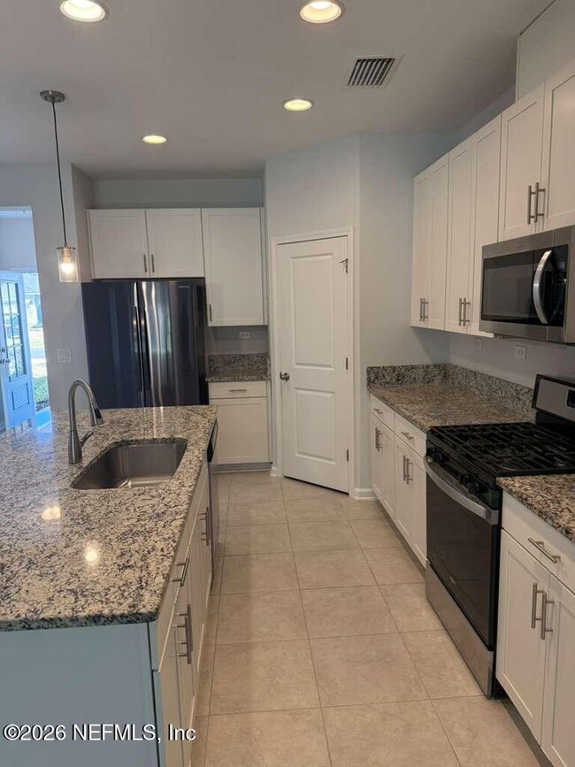 Foto del edificio - 230 Wineberry Ln