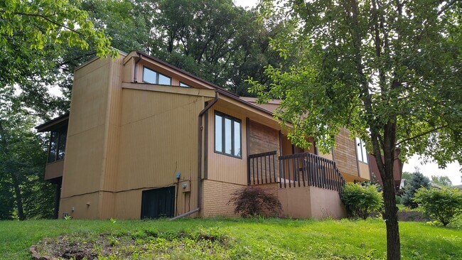 Foto del edificio - Spacious Four Bedroom House in NE Iowa City Neighborhood