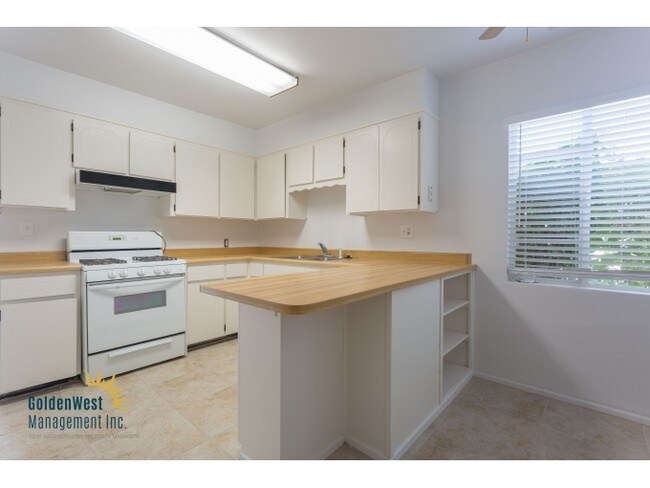 Building Photo - 544 W San Juan Ave