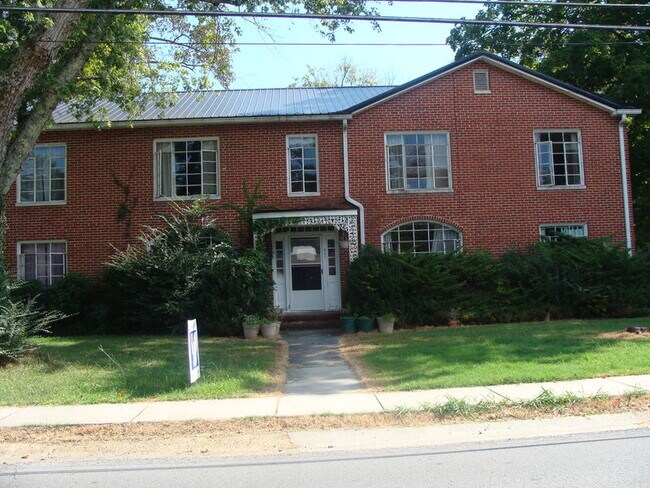 Building Photo - 621 N Dixie Ave