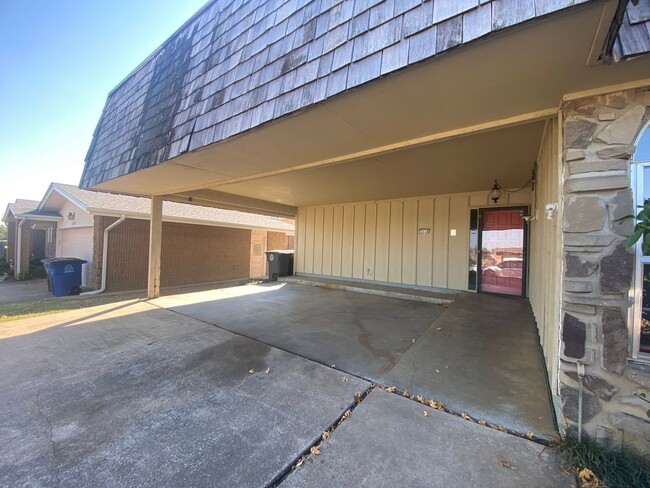 Building Photo - Spacious with great location and neighborh...