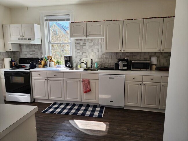 Foto del edificio - 36 Tucker Ave