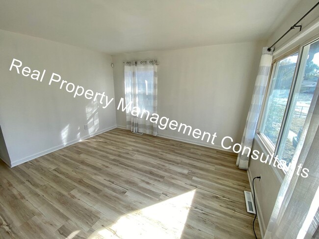 Building Photo - 3 Bedroom Cottage