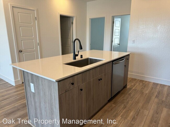 Foto del edificio - 3 br, 2 bath House - 569 N. Helm Lane