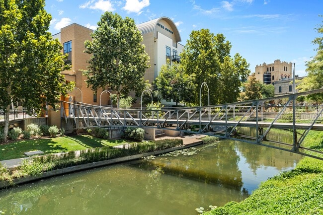Building Photo - River House