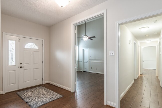 Foto del edificio - 910 Fleetwood Pl Dr