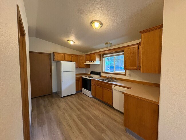 Foto del edificio - 2 Bedroom 1.5 Bathroom Duplex in Southwest Eugene