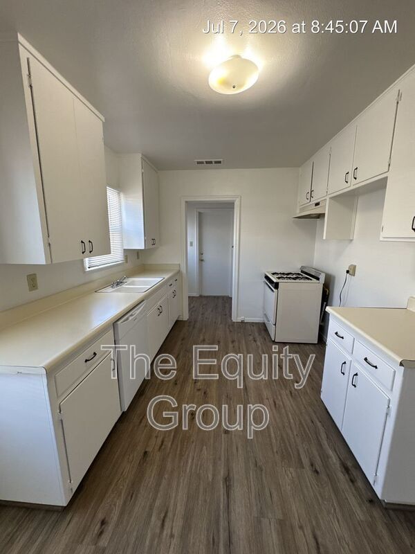 Building Photo - 710 E Tulare Ave