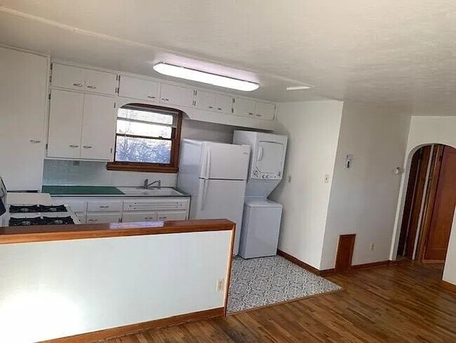 Building Photo - 1 Bedroom Apartment Available Now!
