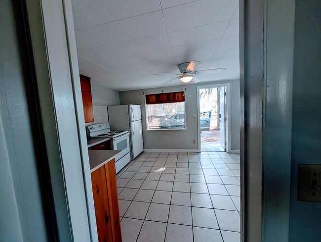 Cocina y sala de estar - 685 HWY 441 SE