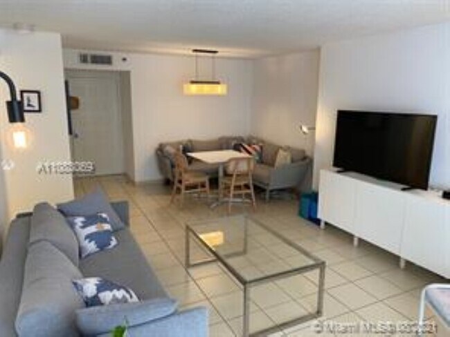 Foto del edificio - 6061 Collins Ave