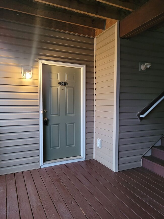 Building Photo - 670 Bassett Dr