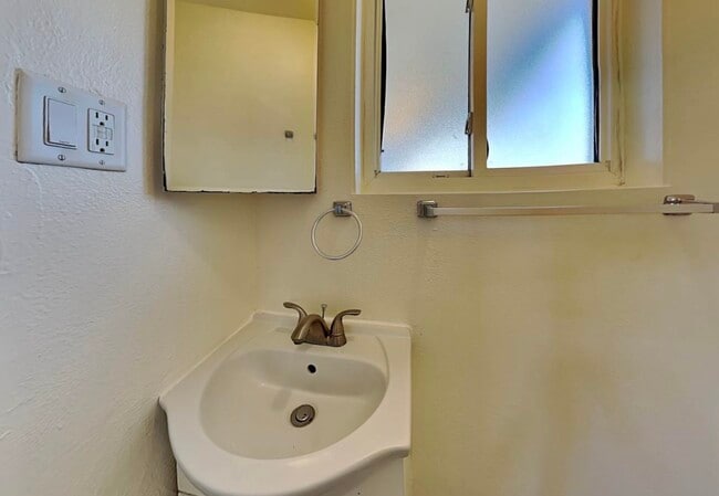 Building Photo - 2711 N 27th St