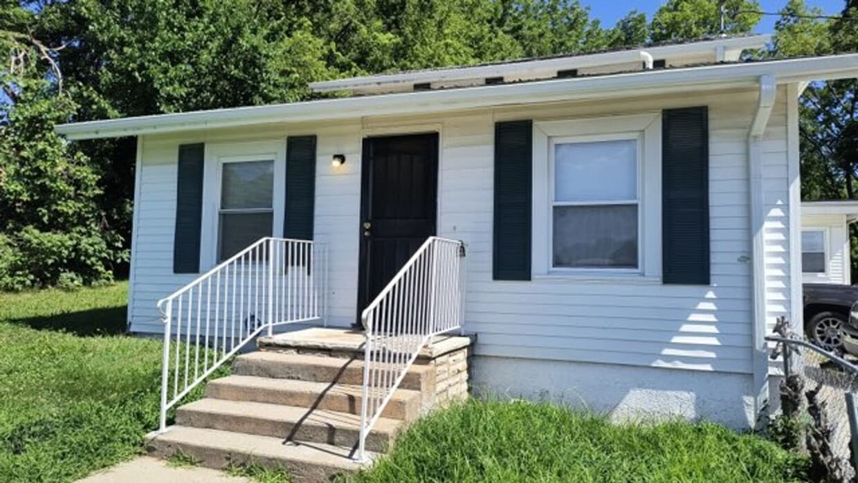 Primary Photo - Private Duplex off Leavenworth Rd in KCKS