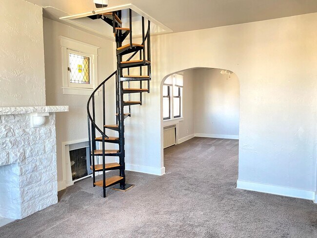 Building Photo - 3 bedroom 2 bath apartment