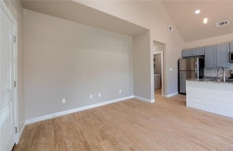 Building Photo - 901 Vly Oaks Ln