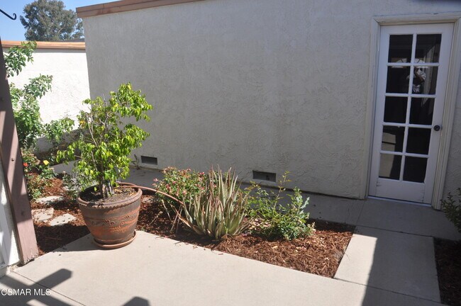 Foto del edificio - 4162 Lake Harbor Ln