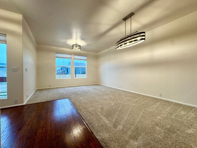 Foto del edificio - Beautifully Adorable Townhome!