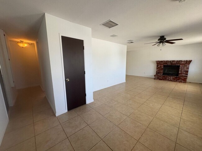 Foto del edificio - Spacious 3 Bedroom 2 Bathroom Home with Solar