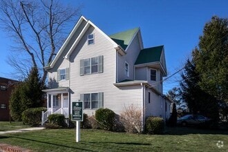 Building Photo - 689 Conklin St
