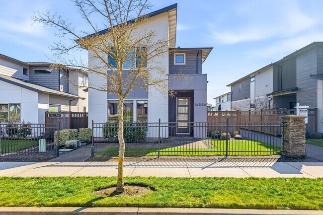 Foto del edificio - Modern Happy Valley Home with Designer Finishes & Spacious Open Layout