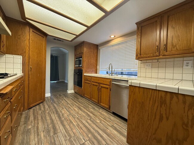 Building Photo - Charming 3 bedroom, 2 bathroom home located in Fresno, CA