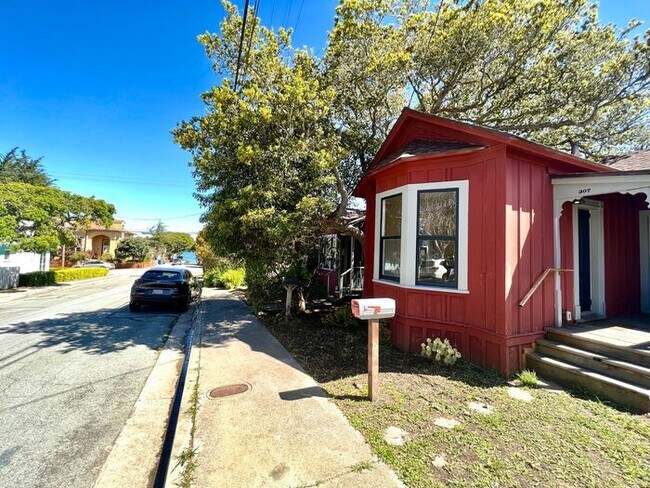 Foto del edificio - 5th Street Charm! Apply NOW!