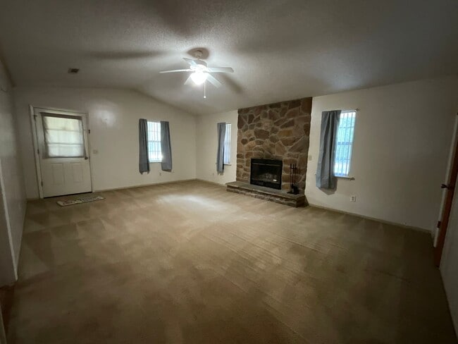 Building Photo - Rural 2/2 near Compass Lake in Marianna w/ One-Car Garage