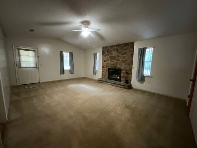 Foto del edificio - Rural 2/2 near Compass Lake in Marianna w/ One-Car Garage
