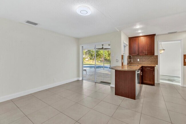 Foto del edificio - 290 NW 65th Ave