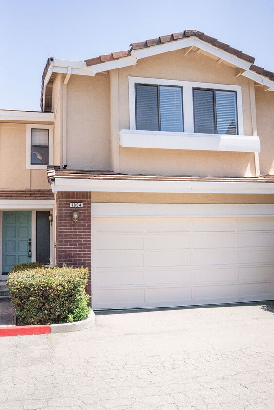 "Charming 3-Bed Home with Fireplace & Pool... - "Charming 3-Bed Home with Fireplace & Pool...