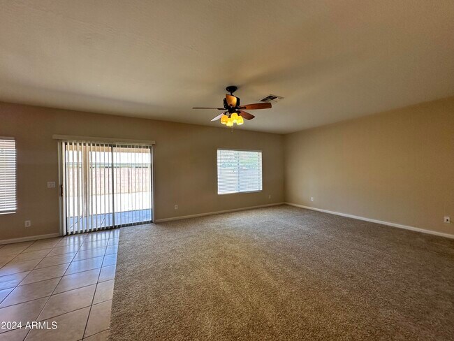 Foto del edificio - 12372 W Campbell Ave