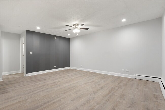 Foto del edificio - 7606 N Eastlake Terrace