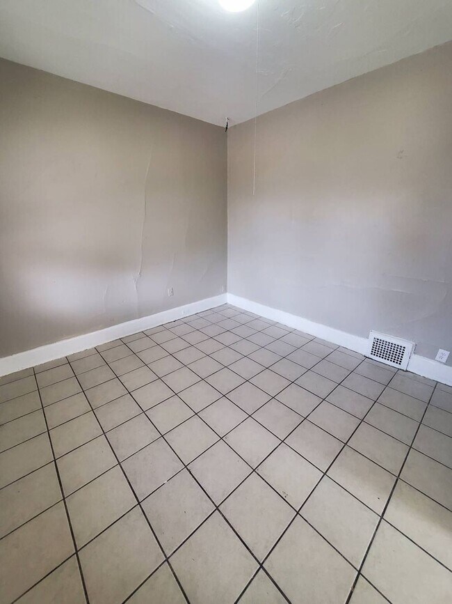 Building Photo - 4 Bedroom Single Family