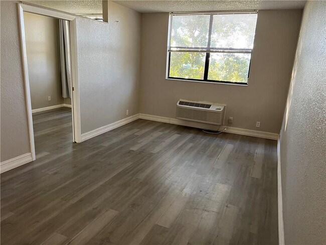 Foto del edificio - 2401 Riverside Dr