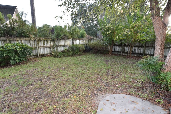 Building Photo - 4 bed plus bonus room! fenced yard