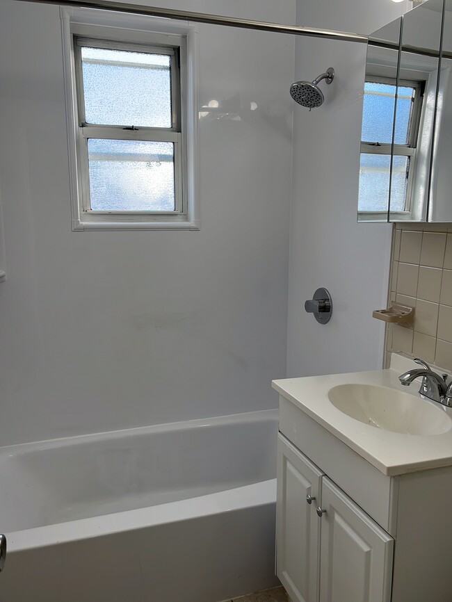 B10 - Bathroom - Verrazano Garden Apartments