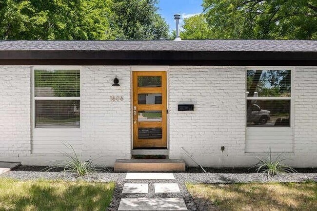 Foto del edificio - 1606 Sweetbriar Ave