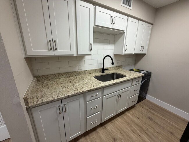 Building Photo - 5315 Summerlin Rd