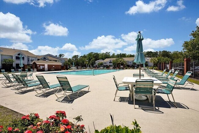 Foto del edificio - Furnished! Breezewood ground floor unit, Open floor plan, fire place, patio, large closets, wood ...