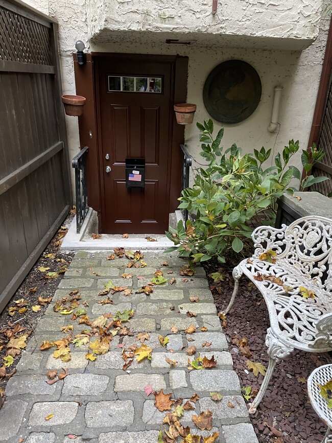 Entrance - 283 Ashford Ave